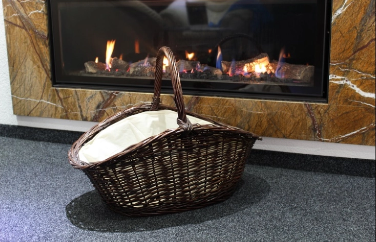 Proutěný koš na dřevo