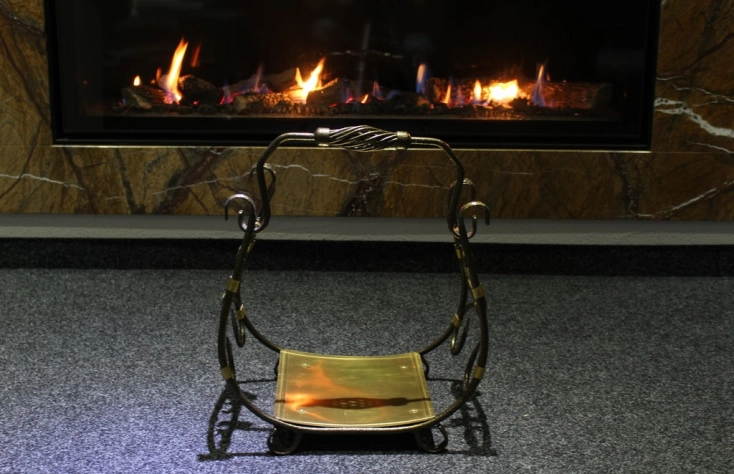 Malý kovový koš na dřevo