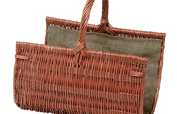 Proutěný koš na dřevo s pytlovinou