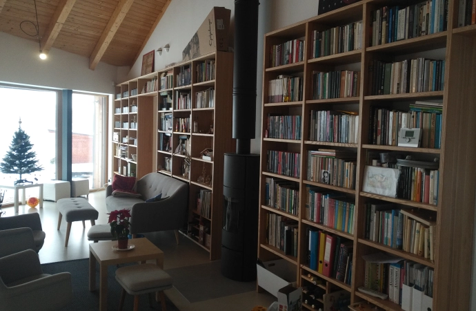 Krbová kamna s akumulací a kouřovodem s funkcí komínu