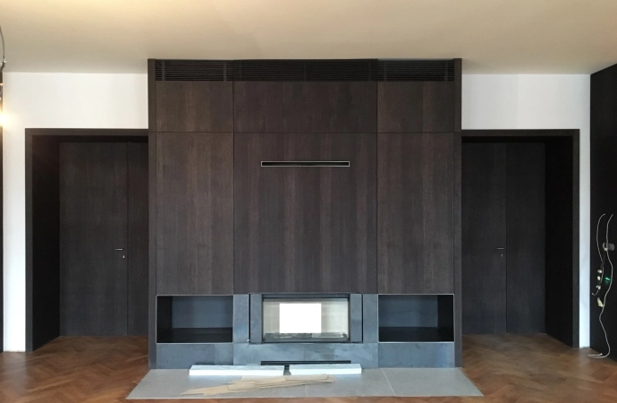 Krb zasazený do dřevěné obývací stěny