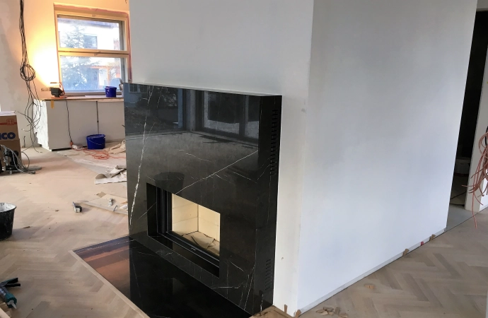 Moderní krb s kamenným portálem