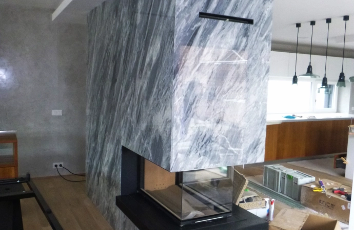 Krb s třístranným prosklením a velkoplošným kamenným obkladem